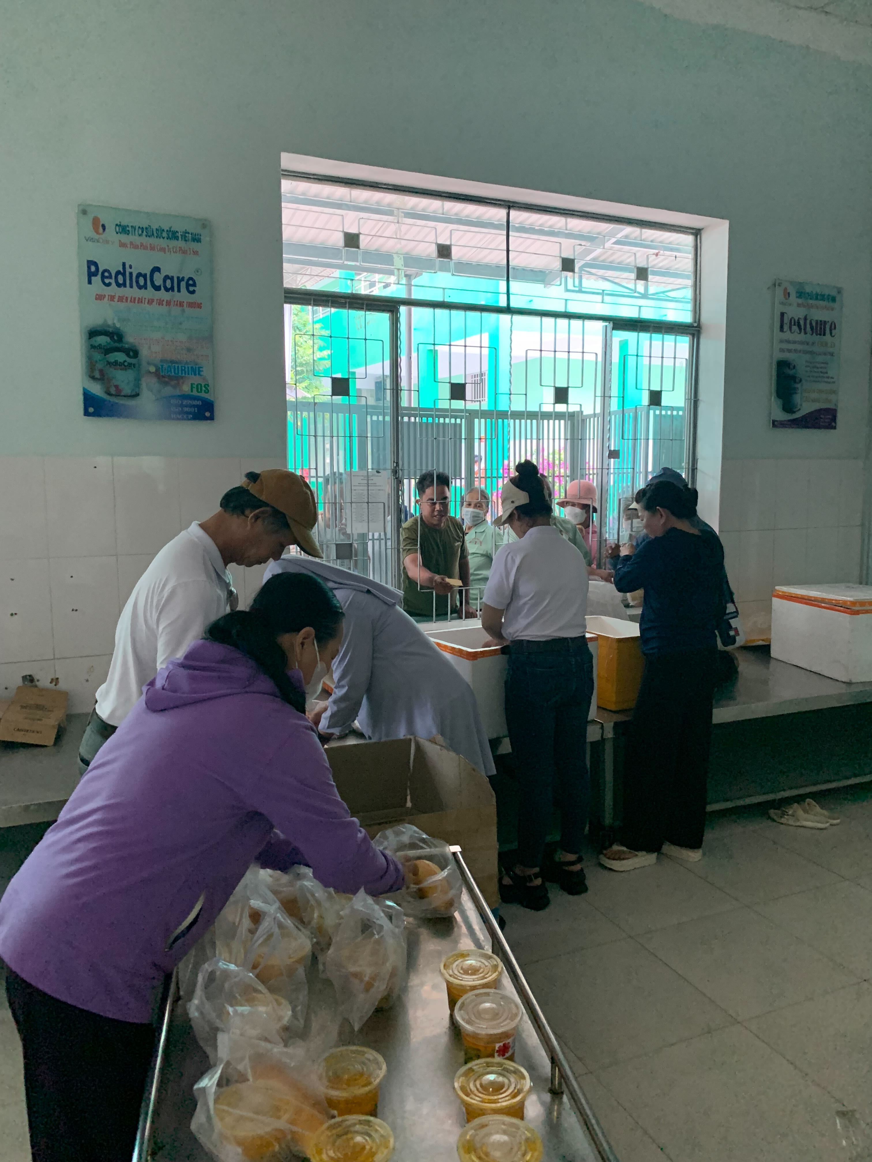 Chính anh em hãy cho họ ăn (Mt 14,16)